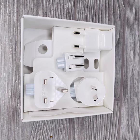 Apple world traveler adapter kit for I phone accessories 4 adapters as shown - Picture 4 of 5